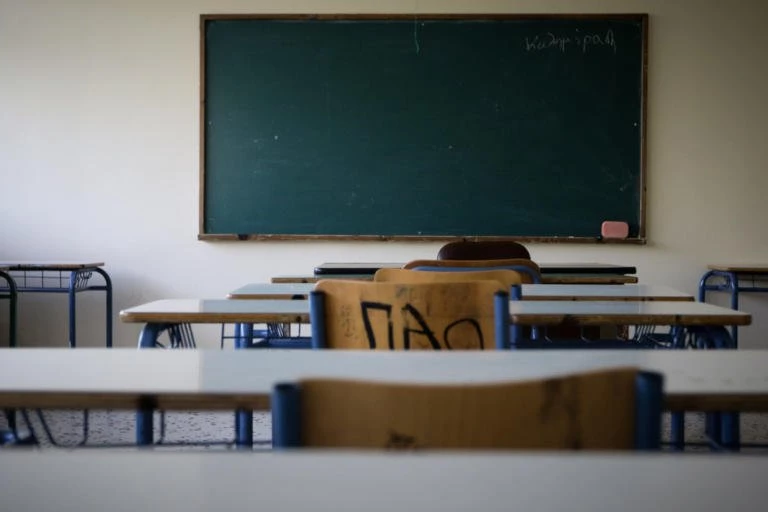 «Το ένα παιδί το χαράκωσε στον λαιμό»! Τρόμος στο σχολείο που έπεσε ο ανεμιστήρας